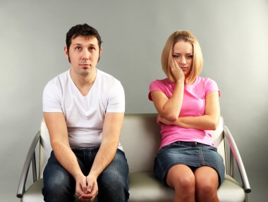 genç bir çift gri arka plan üzerinde kavga