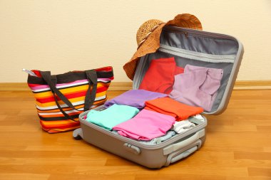 Gümüş çanta giyim odası ile açın.