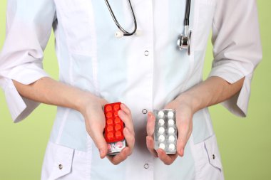 kadın doktor el hapları, renkli arka plan üzerinde tutarak yakın çekim