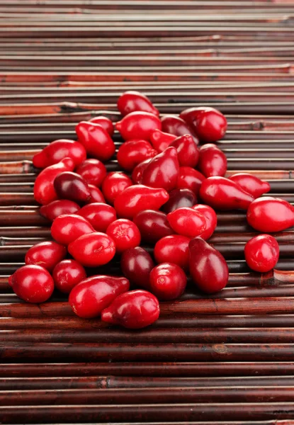 Friske cornel bær på bambus mat - Stock-foto