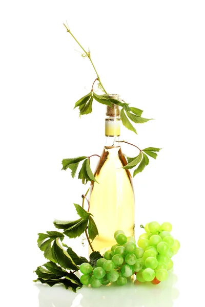Botella de vino con uvas aisladas en blanco — Foto de Stock