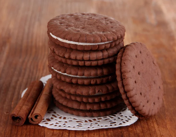 Biscuits au chocolat avec couche crémeuse sur table en bois close-up — Photo