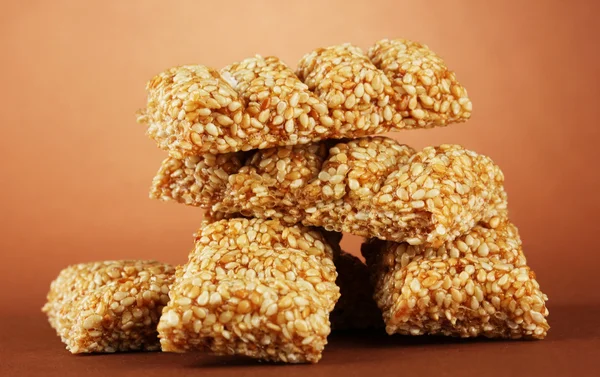 Dolci gustosi (kozinaki), su sfondo marrone — Foto Stock