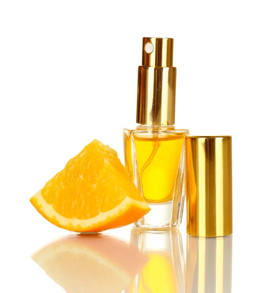 Parfum de femme en belle bouteille avec orange isolé sur blanc — Photo