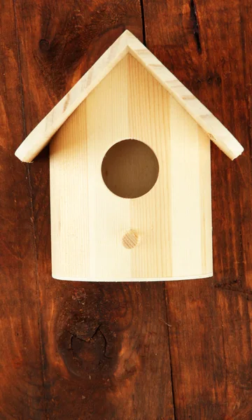 Caja de anidación sobre fondo de madera — Foto de Stock