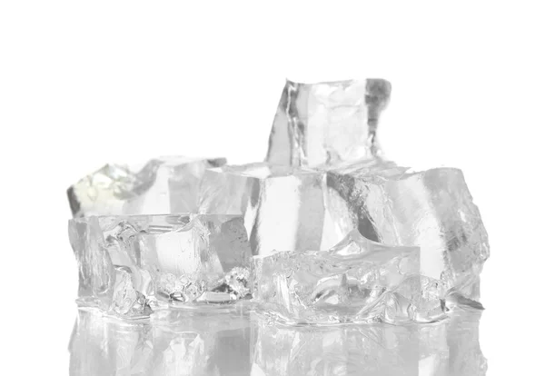 Кубики льоду ізольовані на білому — стокове фото