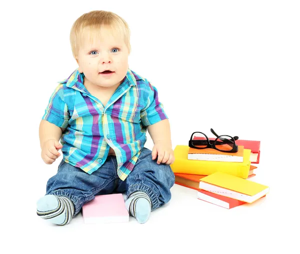 Petit garçon aux livres multicolores, isolé sur blanc — Photo