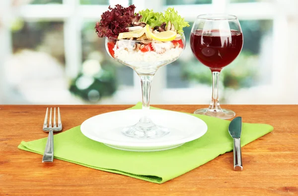 Delikatessbutik seafood sallad med ris i glas på ljus bakgrund — Stockfoto