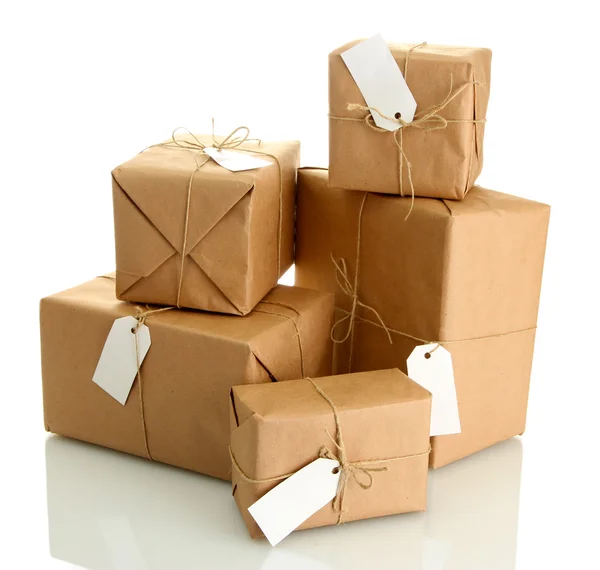 Cajas de paquetes con papel kraft, aisladas en blanco —  Fotos de Stock