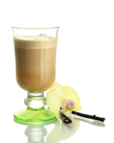 Ароматна кава латте в скляній чашці з ванільними стручками ізольовані на білому — стокове фото