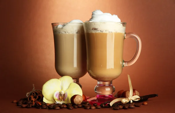 Doftande kaffe latte i glas koppar med kryddor, på brun bakgrund — Stockfoto