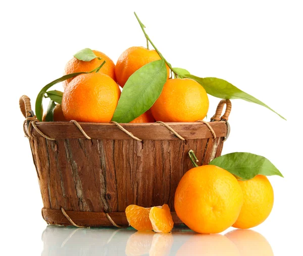 Mogen söt tangerine med blad i korg, isolerad på vit — Stockfoto