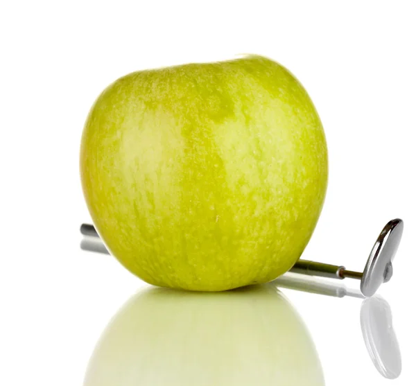 Groene appel en tandheelkundige tool geïsoleerd op wit — Stockfoto