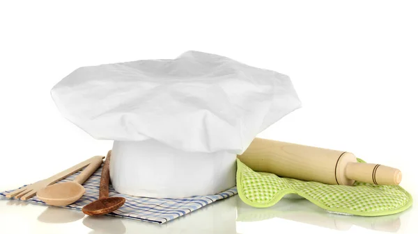 Kucharski kapelusik z naczyniami i ostrze na białym tle — Zdjęcie stockowe