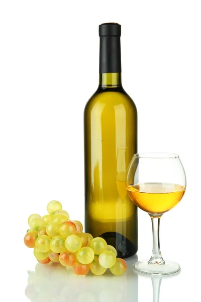 Composición del vino y de las uvas aisladas sobre blanco — Foto de Stock