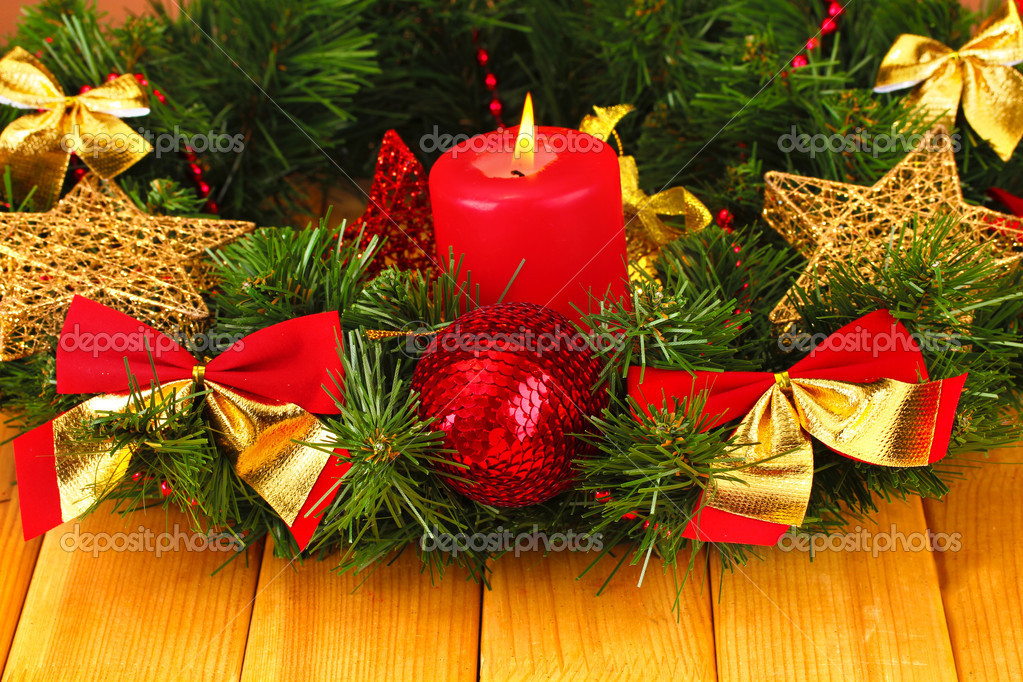 Jul sammansättning med ljus och dekorationer i rött och guld färger på