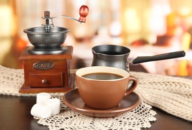 eşarp ve Kahve değirmeni odasındaki masada kahve