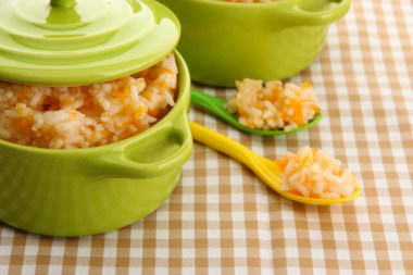 Tat pirinç lapası kabak masa örtüsü arka plan üzerinde tencere ile