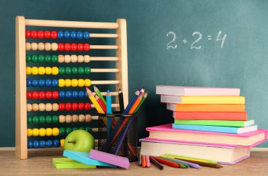 oyuncak abacus, kitap ve okul Danışma arka plan üzerinde tablo kalemleri