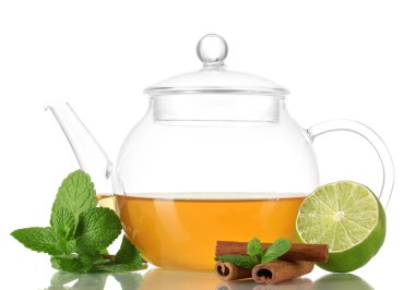 Çaydanlığın üzerine beyaz izole limon nane, tarçın ile