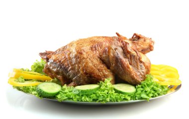 plaka üzerinde beyaz izole sebzeler, lezzetli bütün kavrulmuş tavuk