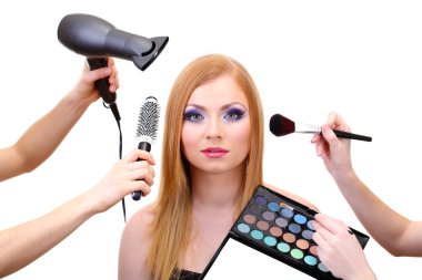 güzel bir genç kadın ve eller gözler gölgeler, fırça ve saç kurutma makinesi, üzerinde beyaz izole