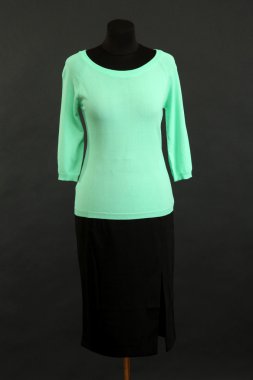 turkuvaz bluzu ve siyah arka plan üzerine manken üzerinde siyah etek