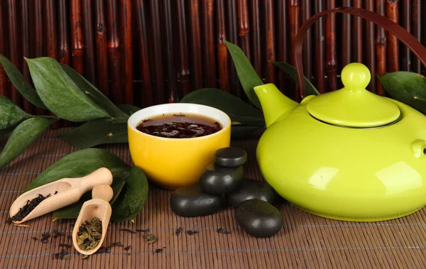 Chinesische Teezeremonie auf Bambustisch auf Bambus-Hintergrund — Stockfoto