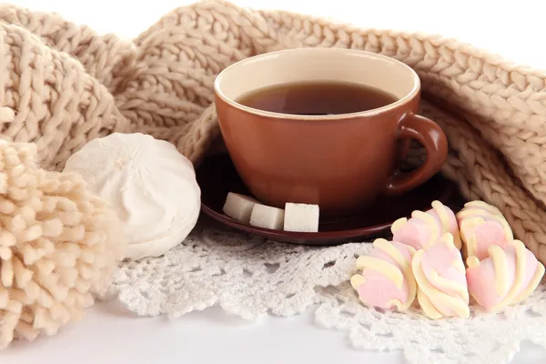 Tasse Tee mit Schal isoliert auf weiß — Stockfoto