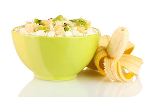 Keso i färg skål med banan, isolerad på vit — Stockfoto