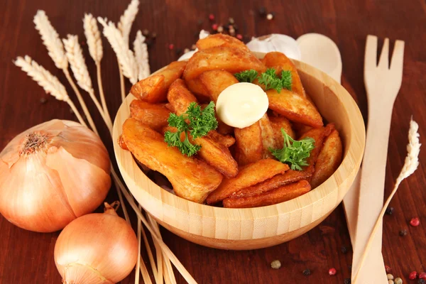 Appetitliche Dorfkartoffeln in Schüssel auf Holztisch in Großaufnahme — Stockfoto