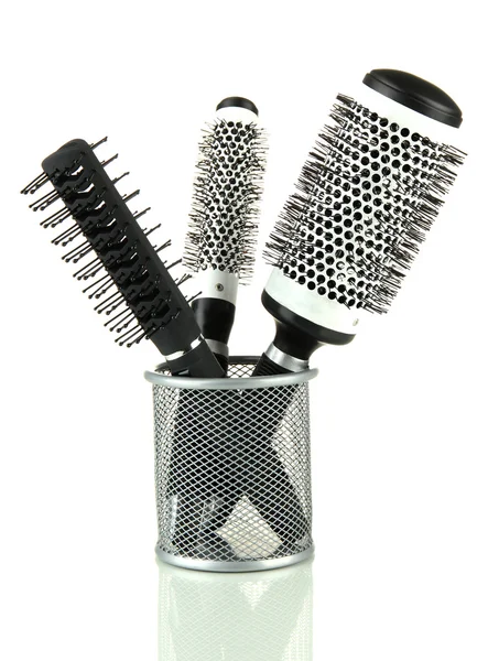 Cesta de ferro com escovas de cabelo redondas, isolado em branco — Fotografia de Stock
