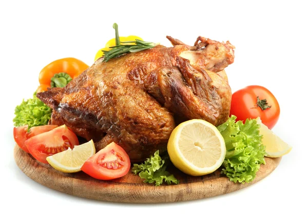 Pollo asado entero en plato de madera con verduras, aislado en blanco — Foto de Stock