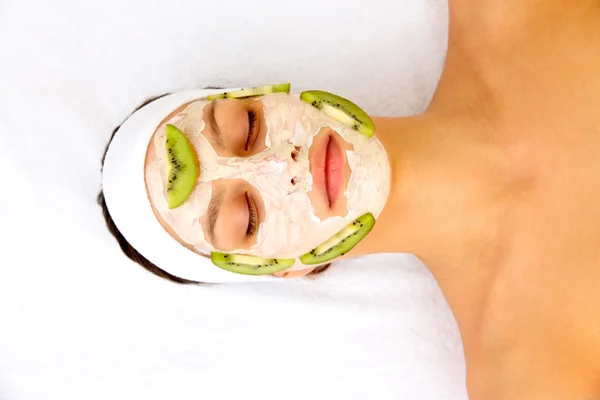 Jeune femme avec masque facial en argile — Photo