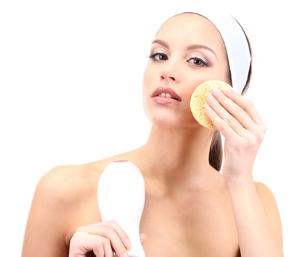 Mujer joven limpiando su cara con exfoliante, aislada en blanco — Foto de Stock