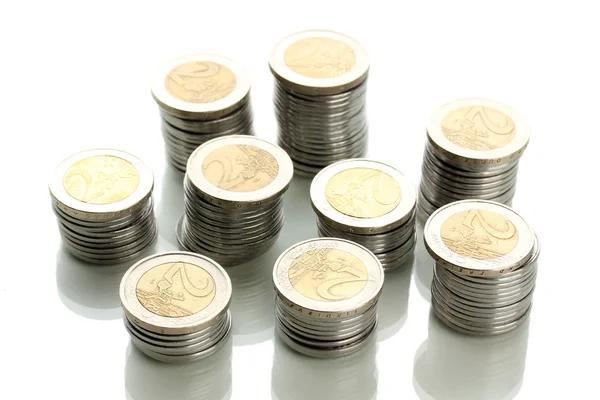 Molte monete in colonne isolate su bianco — Foto Stock