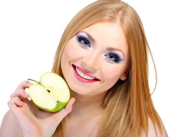 Bella giovane donna con glamour make up e mela, isolata su bianco — Foto Stock