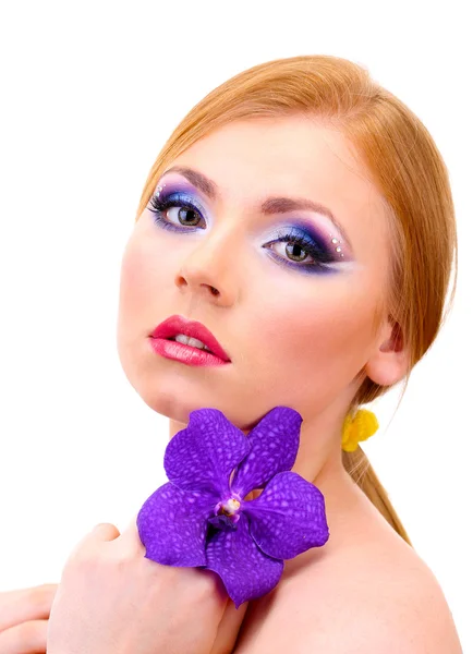 Porträt einer schönen jungen Frau mit Glamour-Make-up und Blume, isoliert auf Weiß — Stockfoto