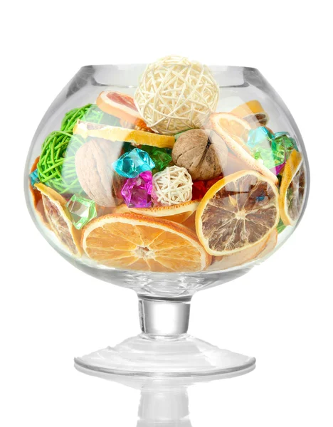 Сушені апельсини, плетені кульки та інші домашні прикраси у скляній мисці, ізольовані на білому — стокове фото