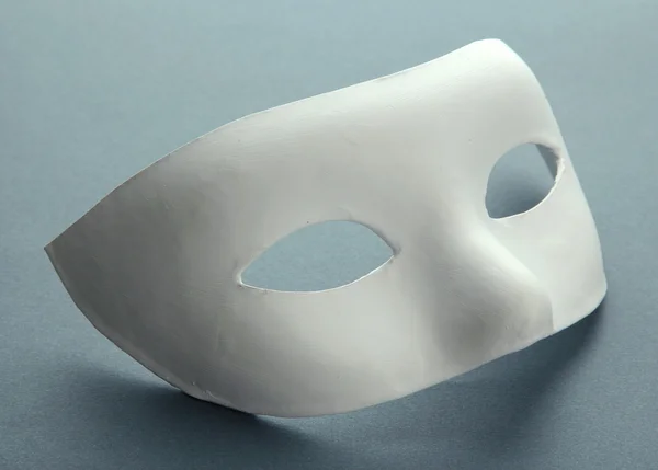 회색 배경에 흰색 마스크 — 스톡 사진