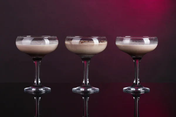Cream cocktails on dark purple background — Stock Photo, Image