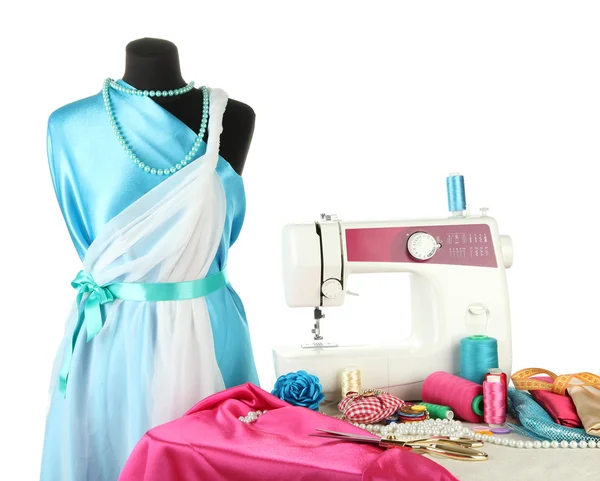 Máquina de coser, maniquí y otros equipos de costura aislados en blanco — Foto de Stock