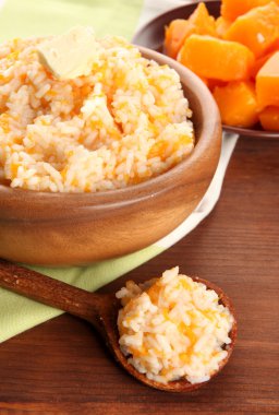 Tat pirinç lapası ahşap arka plan üzerinde kase kabak ile