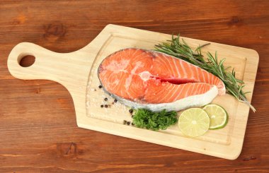 ahşap zemin üzerinde kesme tahtası üzerinde taze somon steak