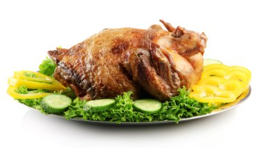 plaka üzerinde beyaz izole sebzeler, lezzetli bütün kavrulmuş tavuk