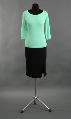 turkuvaz bluzu ve manken üzerinde gri arka plan üzerinde siyah etek