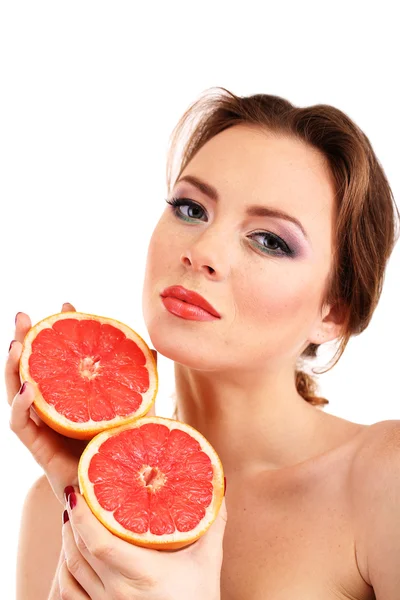 Krásná mladá žena s světlý make-up, držící grapefruit, izolované na bílém — Stock fotografie