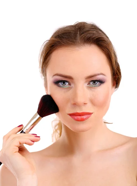 Retrato de mujer hermosa con cepillo de maquillaje para polvo, aislado en blanco — Foto de Stock