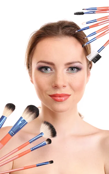 Portret van mooie vrouw met make-up borstels, geïsoleerd op wit — Stockfoto