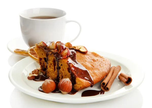Шматочок смачного домашнього пирога з шоколадом і чашкою кави, покладений на білому — стокове фото